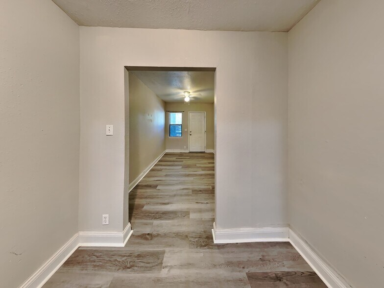 Building Photo - 2027 W 12th St