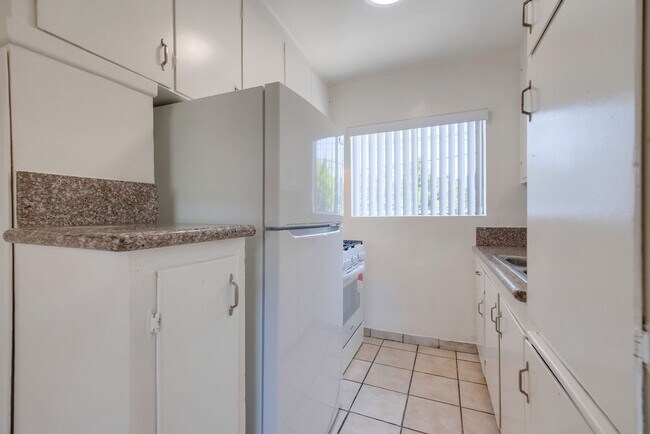 Building Photo - 2431 S Ridgeley Dr