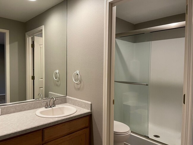 Building Photo - Adorable 4 Bedroom 2.5 Bath Home in Fisher...