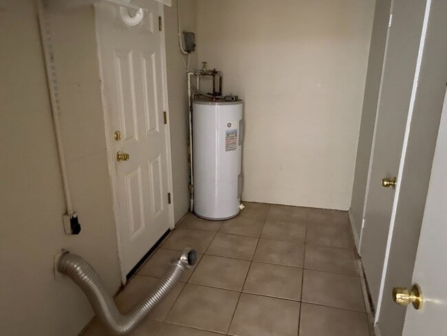 Building Photo - 3 bedroom home in Greenwood!