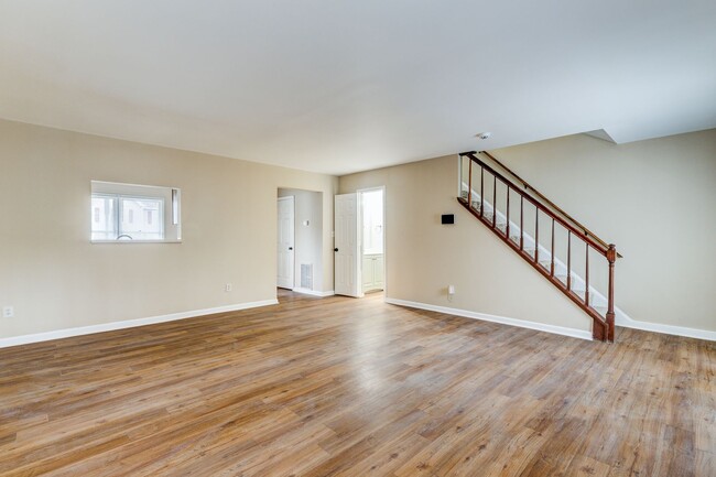 Building Photo - SW, Large Townhome, Wood/Vinyl Flooring, F...