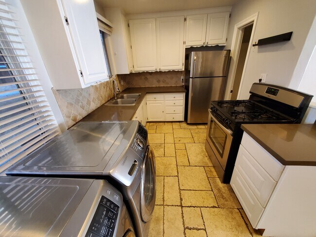 Building Photo - 920 Westbourne Dr