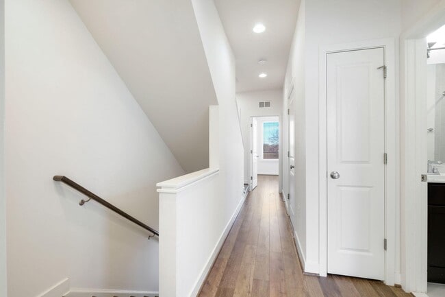 Building Photo - 16560 Crabbs Branch Way