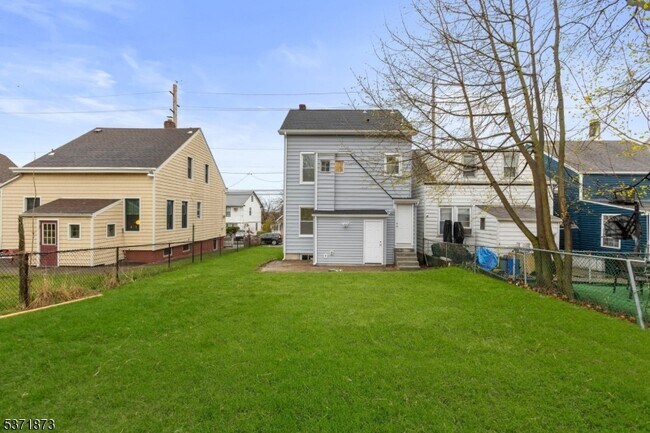 Building Photo - 325 N 7th St