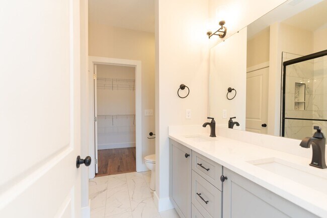 Building Photo - Modern 4 Bedroom Townhome in Southside Chattanooga