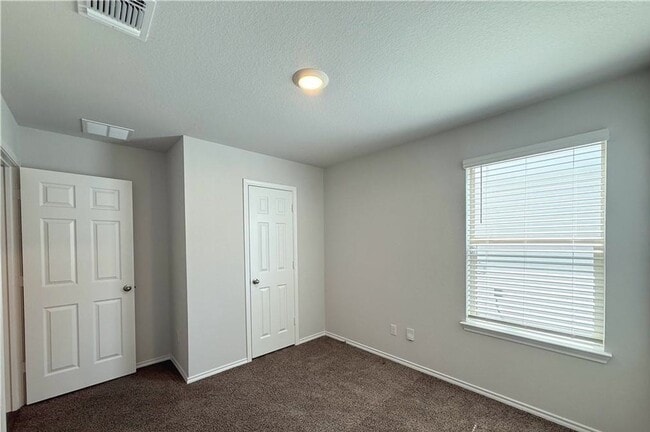 Building Photo - Stunning 3-bedroom 2-bathroom house!