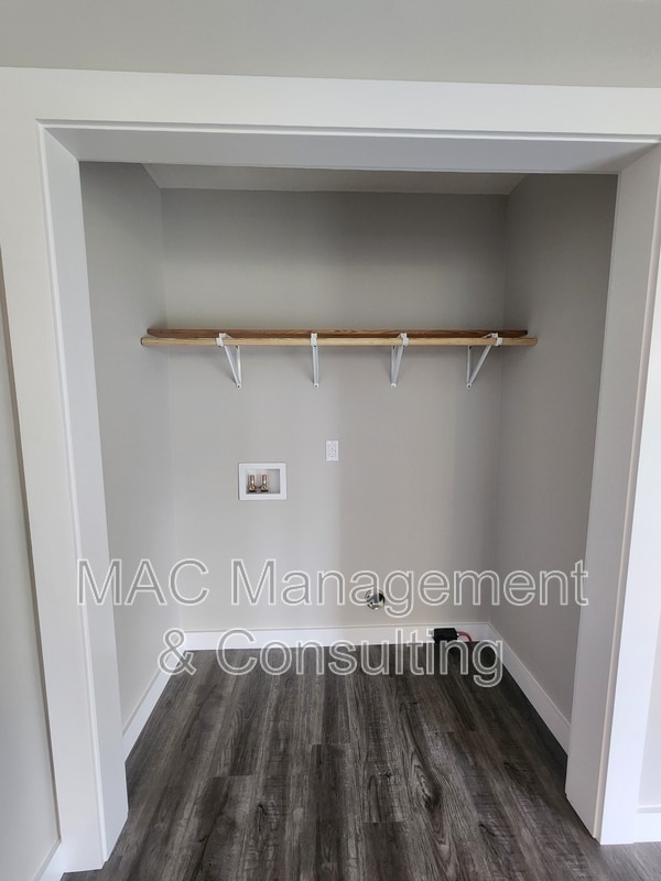 Building Photo - 1067 Crescent Dr
