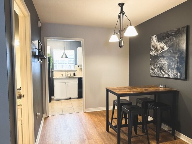 Building Photo - Beautiful 2 bedroom Townhouse!!!!!!!!!!!!