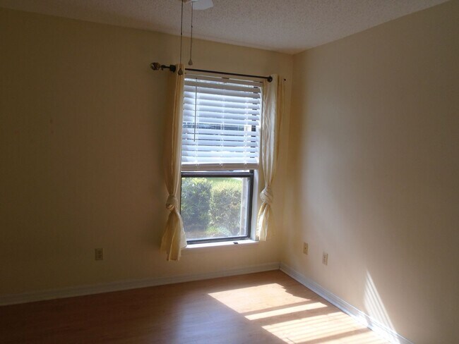 Building Photo - Nice Condo