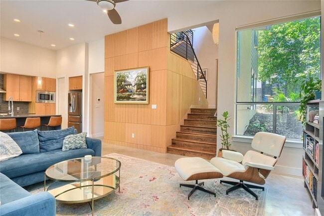 Building Photo - 1009 E Riverside Dr