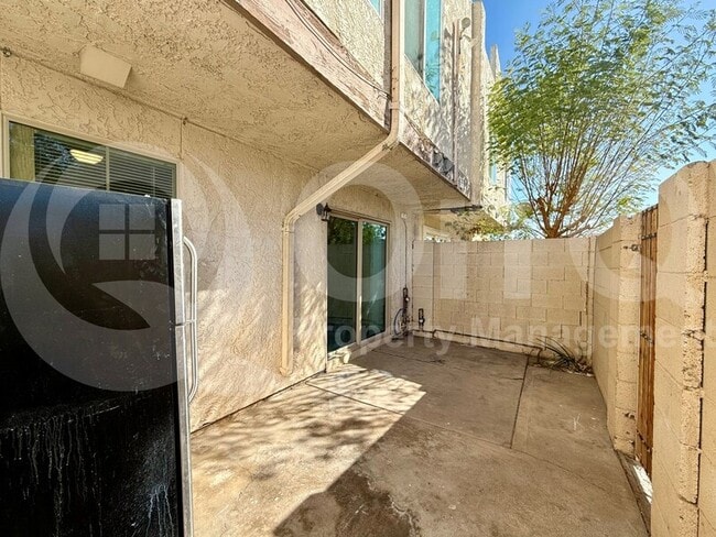 Building Photo - 3840 N 43rd Ave