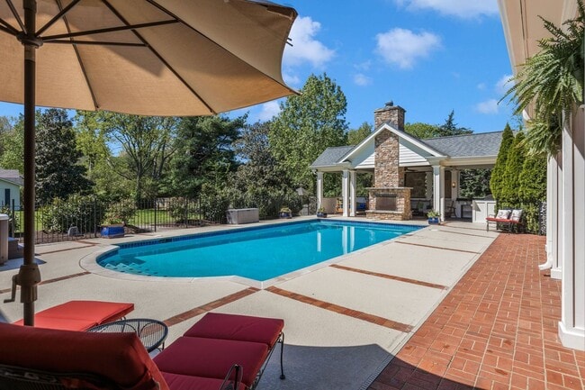 Building Photo - Extremely RARE opportunity in Green Hills