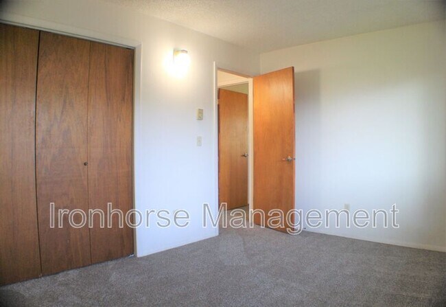 Building Photo - 809 W Villard St