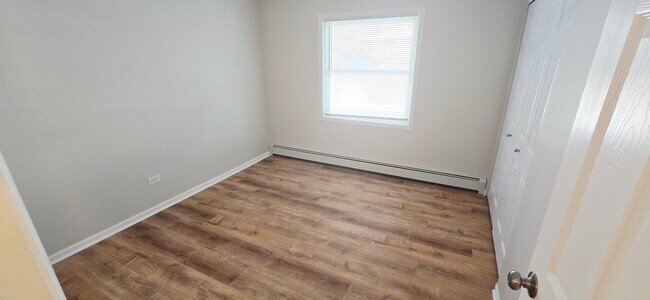 Building Photo - 318 W Naperville Rd