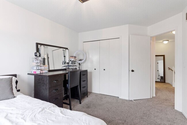 Building Photo - Great 2 bedroom, 1.5 bathroom Townhome in ...