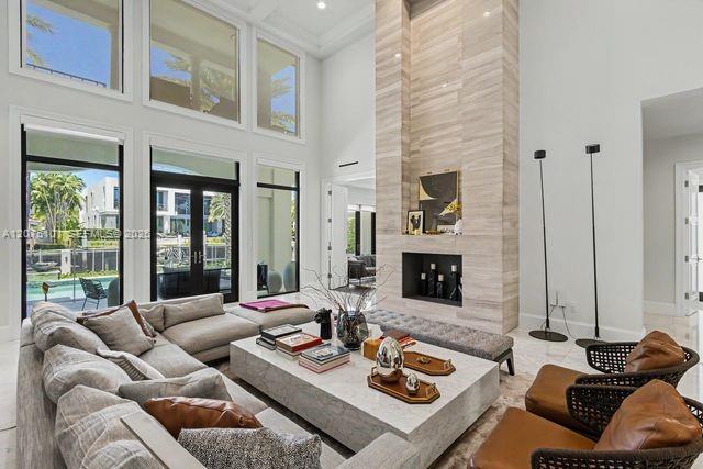 Building Photo - 2627 Castilla Isle