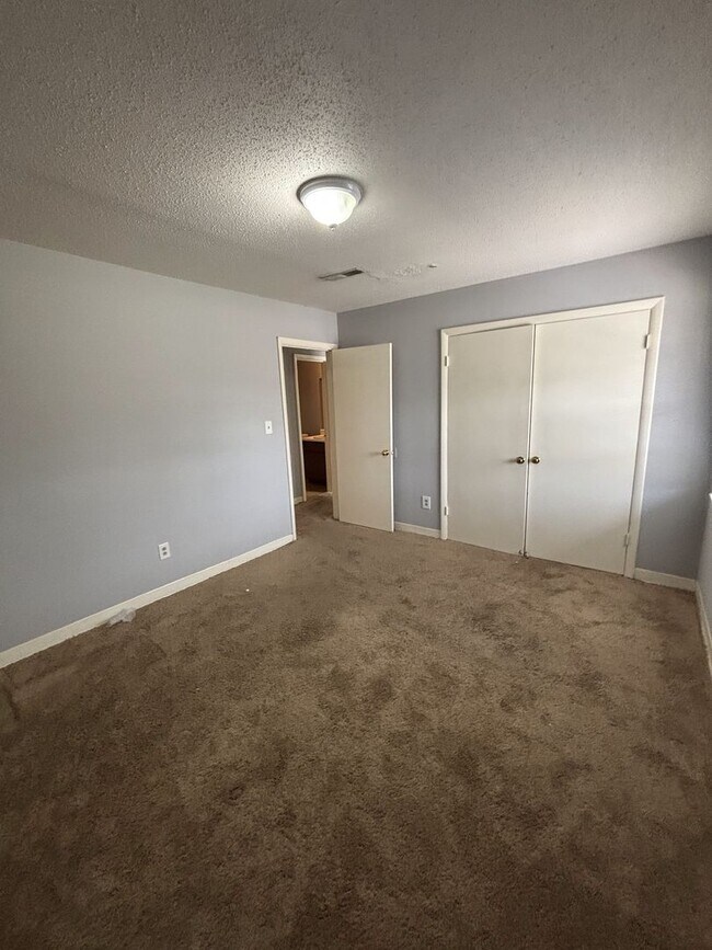 Building Photo - 837 Graymont Ave W