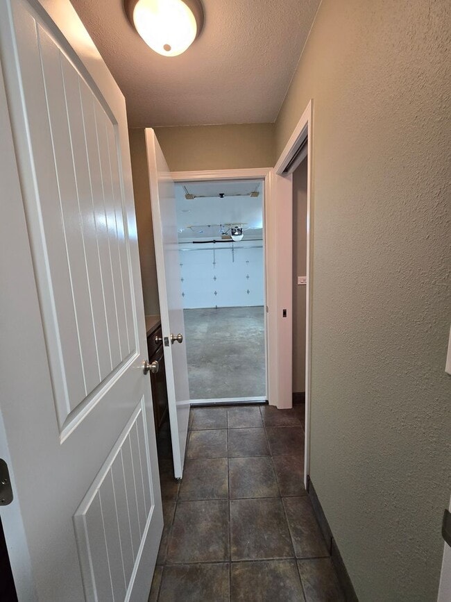 Building Photo - Pet Friendly Single Level 3 Bed 2 Bath Hom...