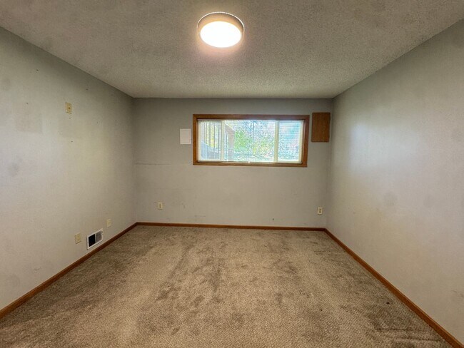 Building Photo - Charming 2 Bedroom Townhome in Cottage Gro...