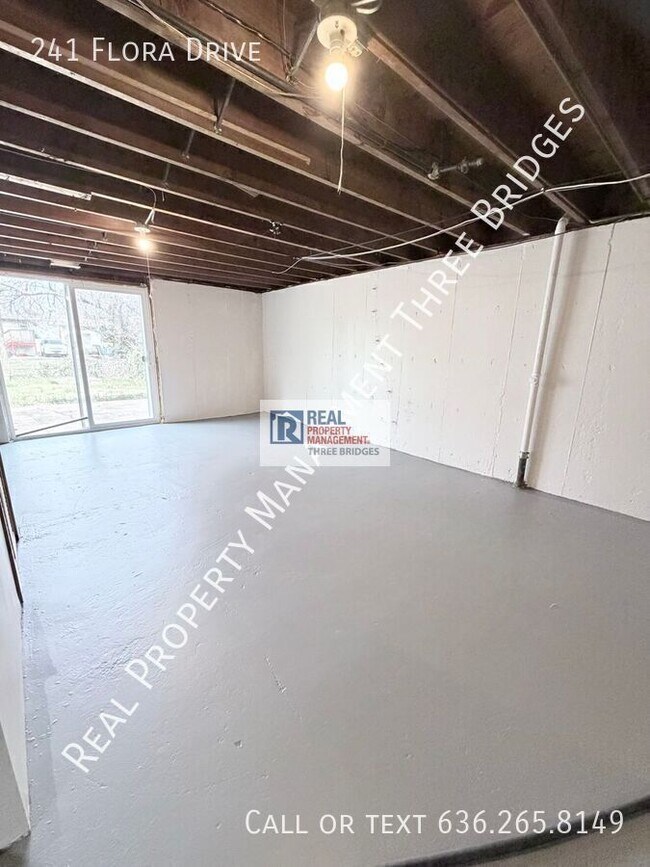 Building Photo - 241 Flora Dr