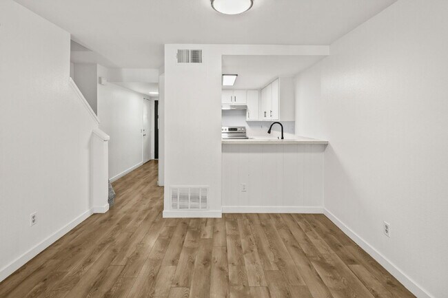 Building Photo - Welcome to your serene 3 BR 2.5 BA Townhome in San Diego!