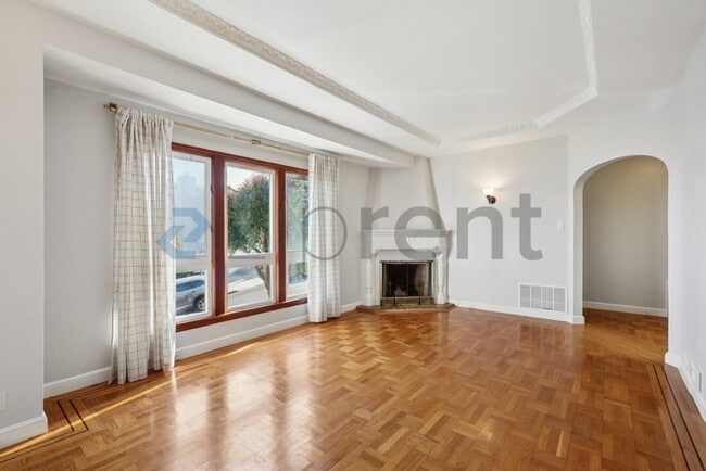 Building Photo - 16 Dunsmuir St