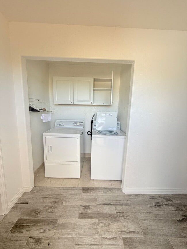 Building Photo - 1-Bedroom Unit with Parking & Appliances –...