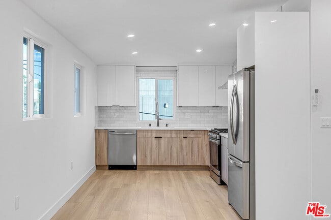 Building Photo - 5413 1/2 Troost Ave