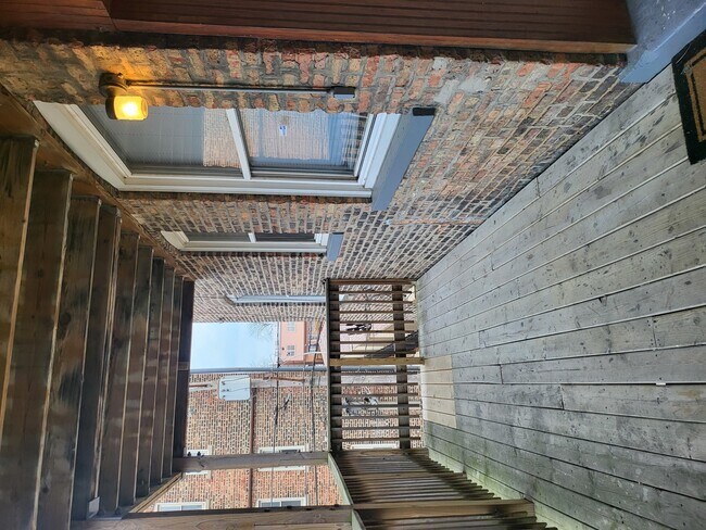 Building Photo - 820 E 44th St