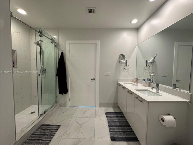 Building Photo - 950 Brickell Bay Dr