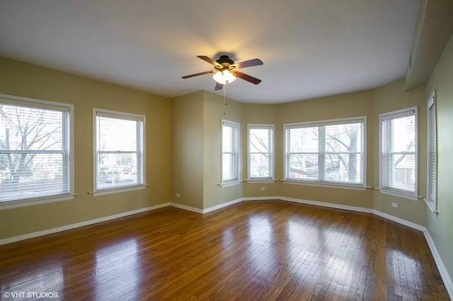 Living Room - 6042 N Kenmore Ave