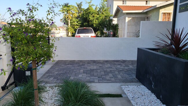 Building Photo - 84(142-144 1/2)