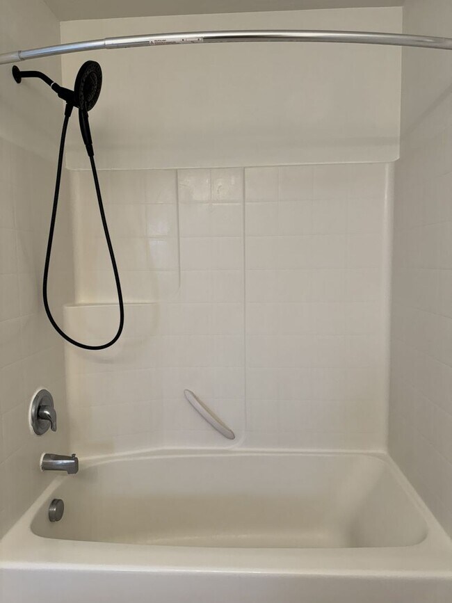 Building Photo - HARD TO FIND 4 BEDROOM