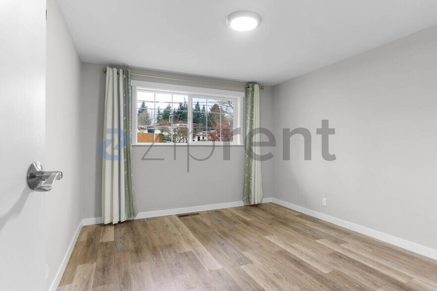 Building Photo - 1020 151st Ave SE