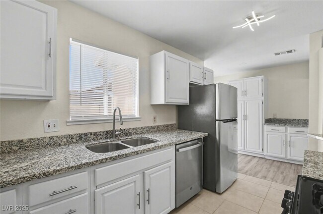 Building Photo - 313 Fox Cir