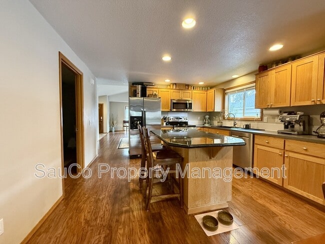 Building Photo - 60031 Ridgeway Loop