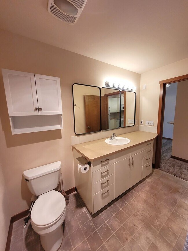 Building Photo - Tranquil One Bedroom Condo in central location - Gladstone