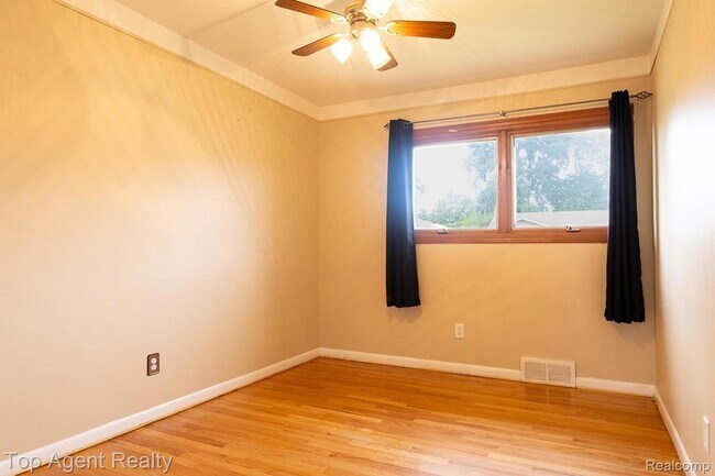 Building Photo - 32121 Grandview Ave