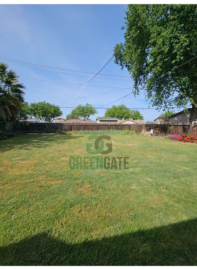 Building Photo - AVAILABLE NOW!! 3 Bedroom 2 Bath Home in Tracy!