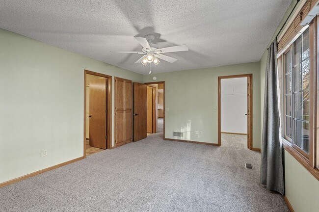 Building Photo - rare woodbury upgraded 3 bedroom end unit townhouse!! One level living!