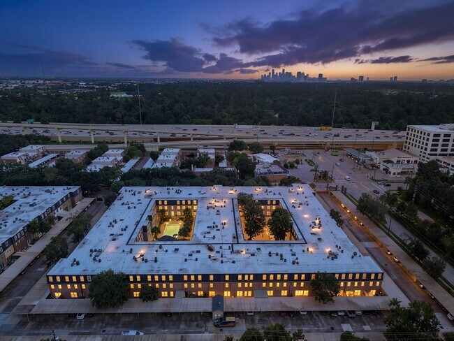Building Photo - 351 N Post Oak Ln