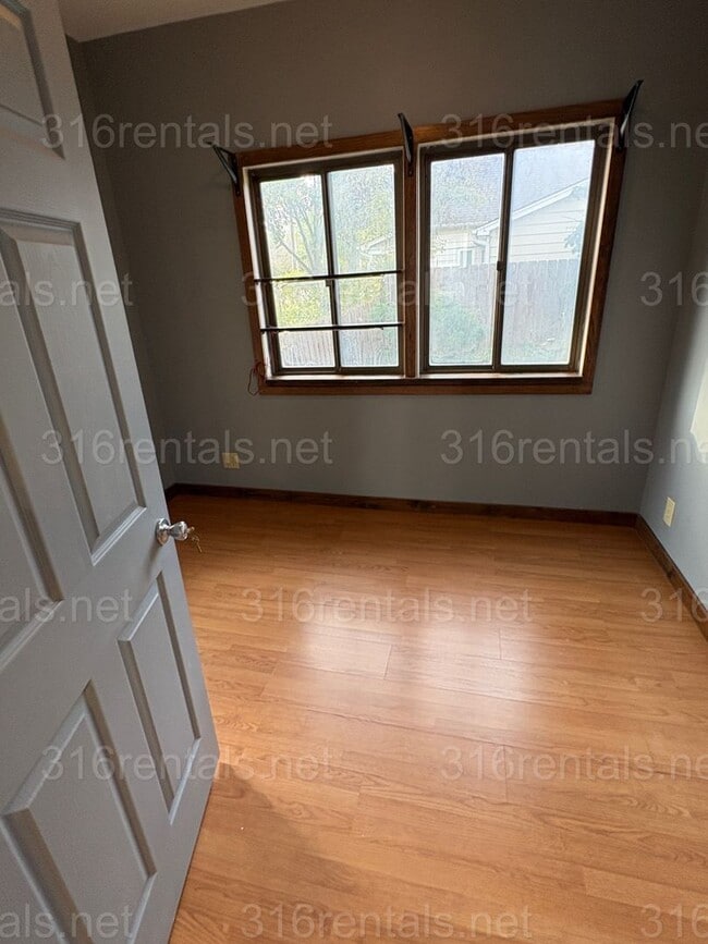 Building Photo - $1099 - 3 bed 1 bath - Single Family Home