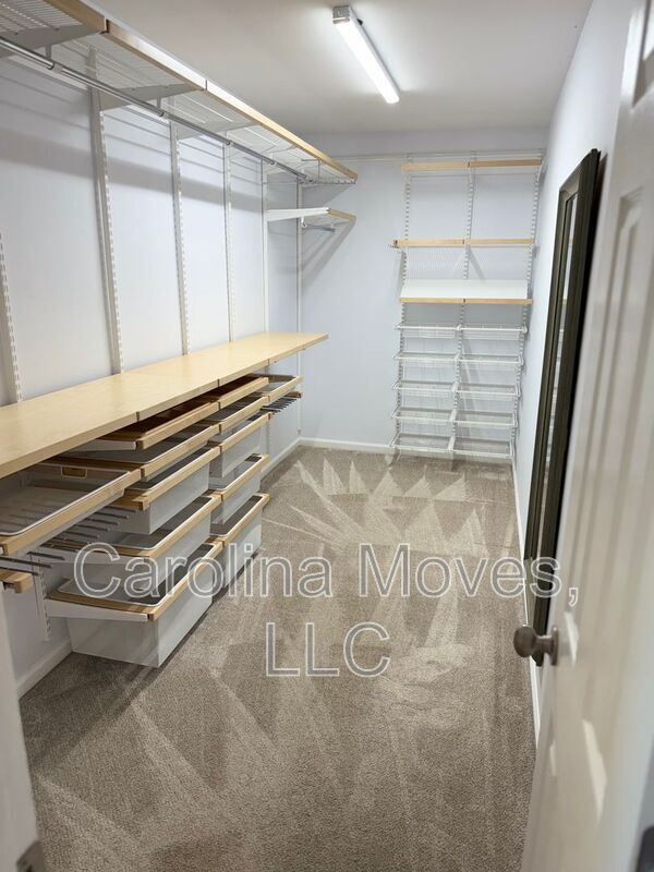 Building Photo - 2208 Howlong Ave