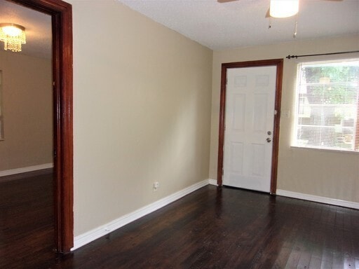 Building Photo - 1 BED 1 BATH DOWNSTAIRS GARAGE APT IN CAPITAL HILL AREA