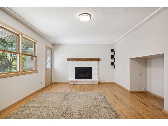 Building Photo - 6802 Cottonwood Ln N