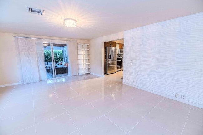 Building Photo - 8111 Cedar Hollow Ln