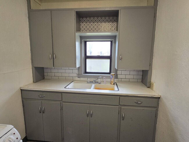 Building Photo - 313 Shadowrock Dr