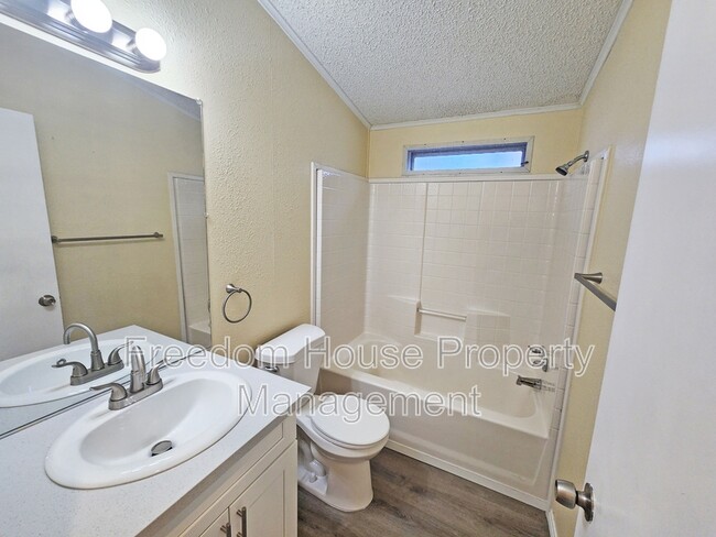Building Photo - 6420 Wedgewood St