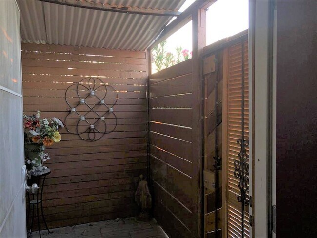 Building Photo - Furnished Studio