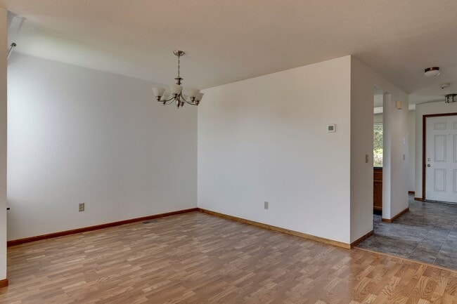 Building Photo - 3 Bedroom 2.5 Bath Waterview Townhome